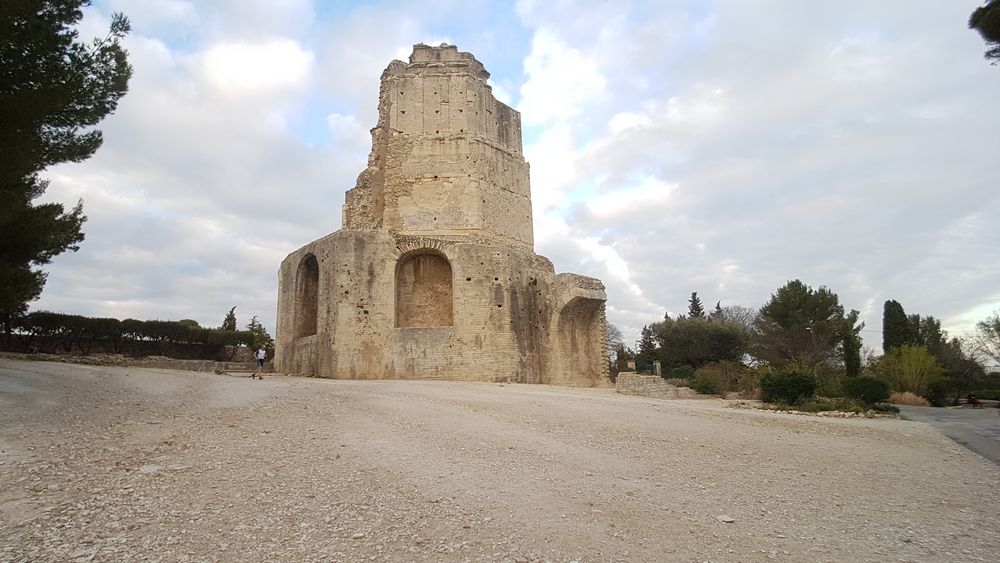 nimes cosa vedere
